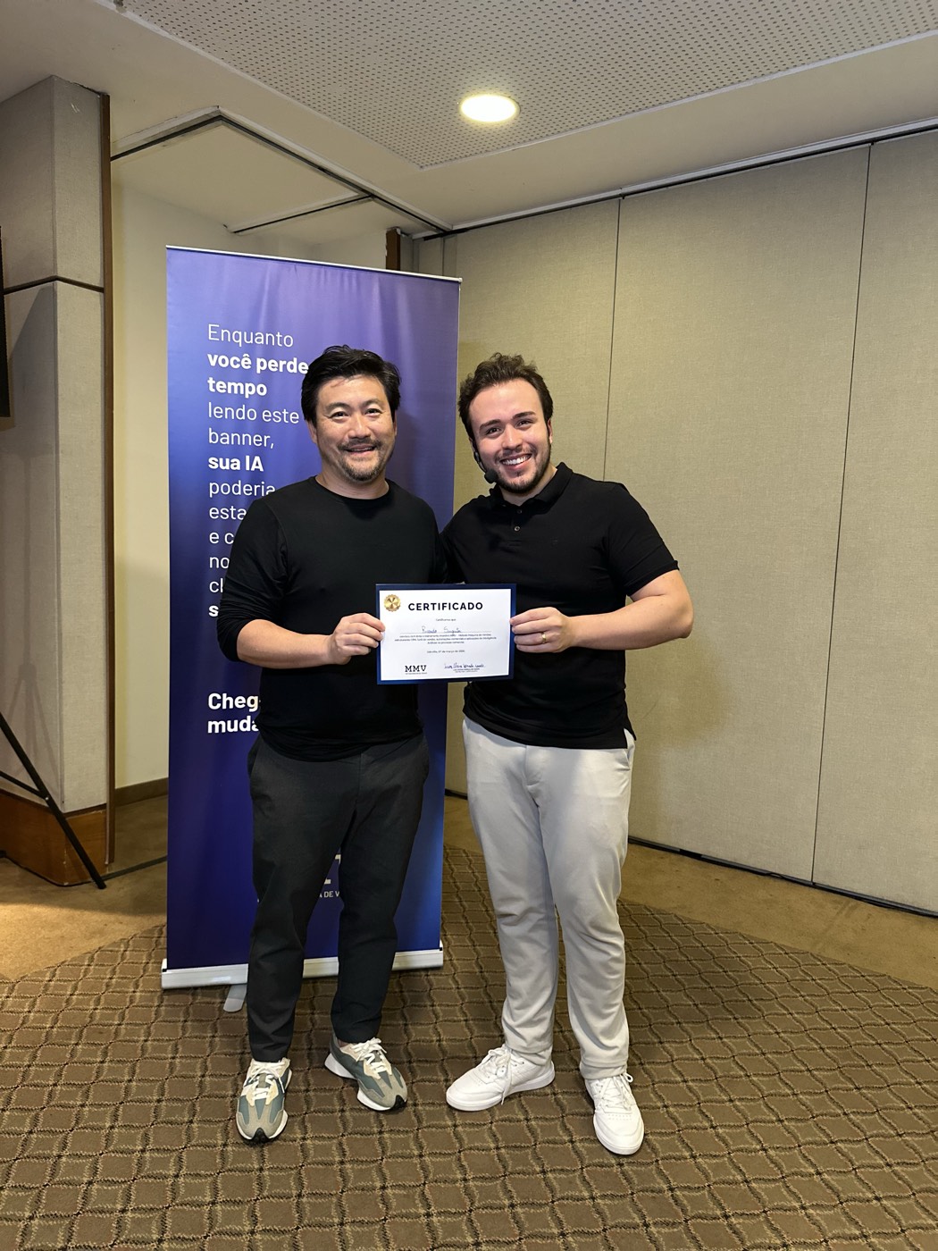 Participante do MMV recebendo certificado